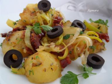 Zdjęcie - Smażone ziemniaki z porem, suszonymi pomidorami i oliwkami - Przepisy kulinarne ze zdjęciami
