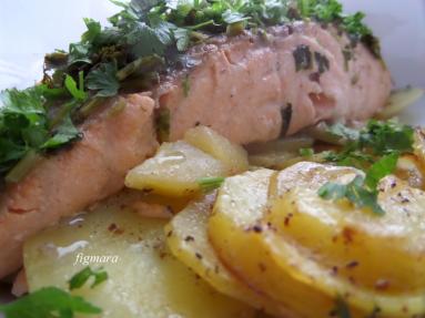 Zdjęcie - Łosoś zapiekany na ziemniakach - Przepisy kulinarne ze zdjęciami
