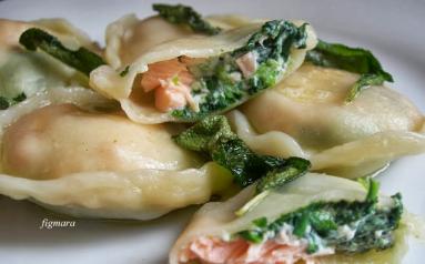 Zdjęcie - Pierogi ze szpinakiem, ricottą i łososiem - Przepisy kulinarne ze zdjęciami