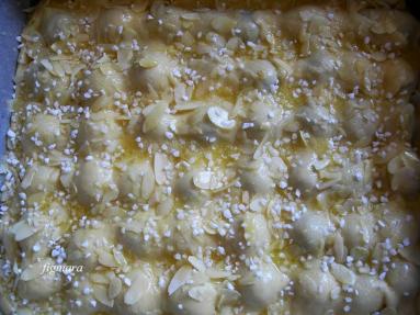 Zdjęcie - Maślany placek drożdżowy z wiśniami - Przepisy kulinarne ze zdjęciami