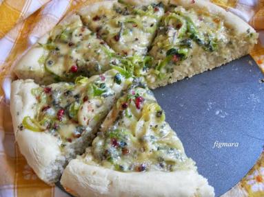 Zdjęcie - Pizza z porem i serem pleśniowym - Przepisy kulinarne ze zdjęciami