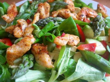 Zdjęcie - Sałatka z roszponki, awokado, zielonych szparagów i kurczaka - Przepisy kulinarne ze zdjęciami