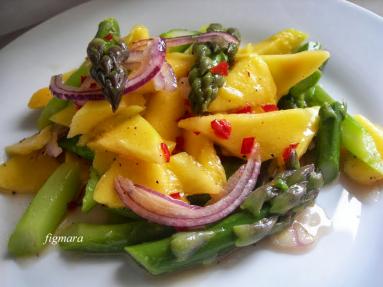 Zdjęcie - Sałatka z mango i zielonych szparagów - Przepisy kulinarne ze zdjęciami