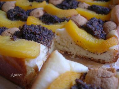 Zdjęcie - Placek drożdżowy z makiem, brzoskwiniami i ciasteczkami Amaretti - Przepisy kulinarne ze zdjęciami