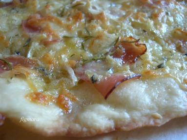 Zdjęcie - Flammkuchen z szynką  szwarcwaldzką, serem pleśniowym i mozzarellą - Przepisy kulinarne ze zdjęciami