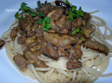 Zdjęcie - Spaghetti z mięsem mielonym i podgrzybkami - Przepisy kulinarne ze zdjęciami
