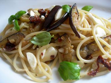 Zdjęcie - Spaghetti z bakłażanem, suszonymi pomidorami  i mozzarellą - Przepisy kulinarne ze zdjęciami