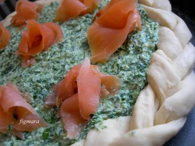 Zdjęcie - Drożdżowa tarta ze szpinakiem, serem ricotta i łososiem - Przepisy kulinarne ze zdjęciami