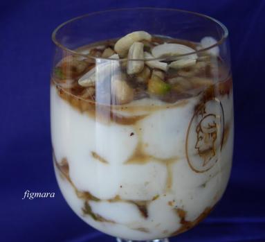 Zdjęcie - Deser jogurtowy z orzechami i miodem - Przepisy kulinarne ze zdjęciami