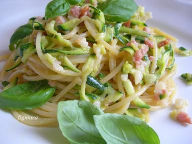 Zdjęcie - Spaghetti carbonara z cukinią - Przepisy kulinarne ze zdjęciami