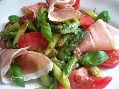 Zdjęcie - Sałatka ze szparagów i szynki serrano - Przepisy kulinarne ze zdjęciami