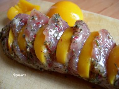 Zdjęcie - Polędwica wieprzowa z brzoskwiniami - Przepisy kulinarne ze zdjęciami