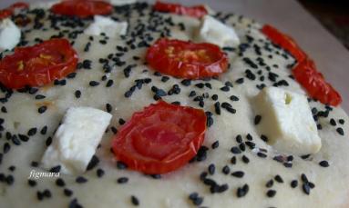 Zdjęcie - Focaccia z pomidorkami i fetą - Przepisy kulinarne ze zdjęciami