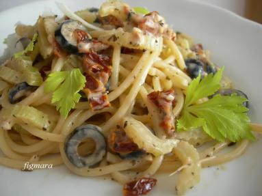 Zdjęcie - Spaghetti z oliwkami i selerem naciowym - Przepisy kulinarne ze zdjęciami
