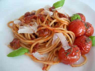 Zdjęcie - Spaghetti z suszonymi pomidorami - Przepisy kulinarne ze zdjęciami