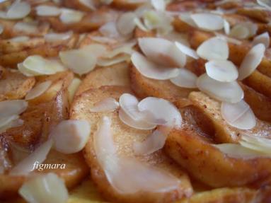 Zdjęcie - Sernik z  cynamonowymi jabłkami - Przepisy kulinarne ze zdjęciami
