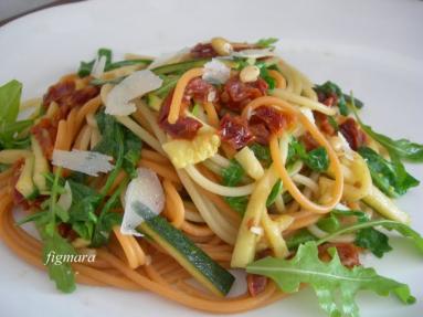 Zdjęcie - Spaghetti z rukolą, cukinią i suszonymi pomidorami - Przepisy kulinarne ze zdjęciami