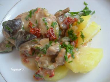 Zdjęcie - Polędwica wieprzowa z podgrzybkami i  suszonymi pomidorami - Przepisy kulinarne ze zdjęciami