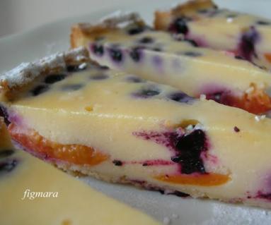 Zdjęcie - Marcepanowa tarta z morelami i jagodami - Przepisy kulinarne ze zdjęciami