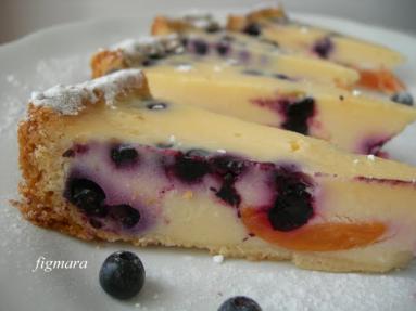 Zdjęcie - Marcepanowa tarta z morelami i jagodami - Przepisy kulinarne ze zdjęciami