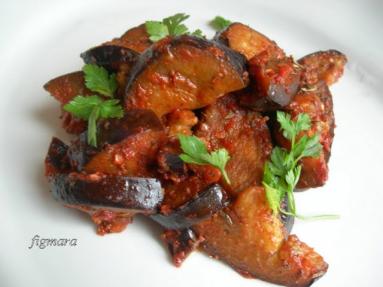 Zdjęcie - Bakłażan z czosnkiem w pomidorowym sosie - Przepisy kulinarne ze zdjęciami
