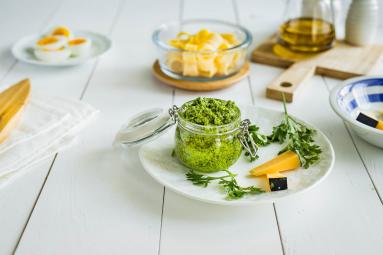 Zdjęcie - Pesto z pietruszki z serem bursztyn i migdałami - Przepisy kulinarne ze zdjęciami