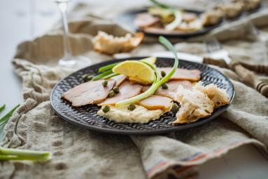 Zdjęcie - Schab cielęcy z sosie tuńczykowym z kaparami - Przepisy kulinarne ze zdjęciami