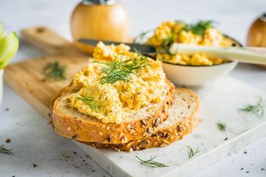 Zdjęcie - Pasta jajeczna z łososiem i koperkiem - Przepisy kulinarne ze zdjęciami