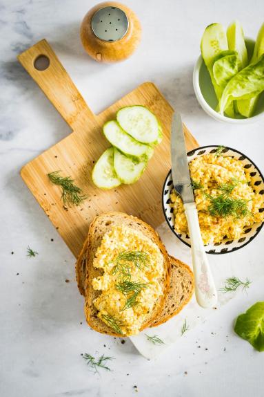Zdjęcie - Pasta jajeczna z łososiem i koperkiem - Przepisy kulinarne ze zdjęciami