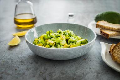Zdjęcie - Sałatka z awokado i ogórka z ziołowym dressingiem - Przepisy kulinarne ze zdjęciami