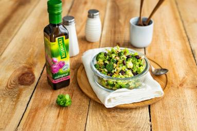 Zdjęcie - Sałatka z brokułów z żurawiną i pestkami słonecznika - Przepisy kulinarne ze zdjęciami