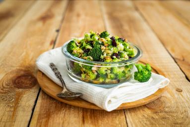 Zdjęcie - Sałatka z brokułów z żurawiną i pestkami słonecznika - Przepisy kulinarne ze zdjęciami