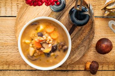 Zdjęcie - Zupa grzybowa z pęczakiem i olejem rydzowym - Przepisy kulinarne ze zdjęciami