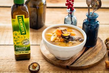 Zdjęcie - Zupa grzybowa z pęczakiem i olejem rydzowym - Przepisy kulinarne ze zdjęciami