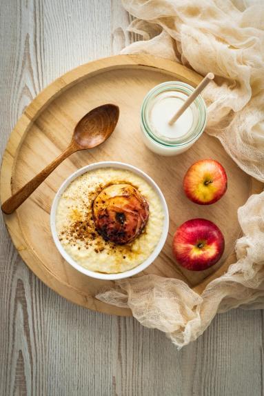 Zdjęcie - Kasza jaglana na mleku migdałowym z pieczonymi jabłkami - Przepisy kulinarne ze zdjęciami