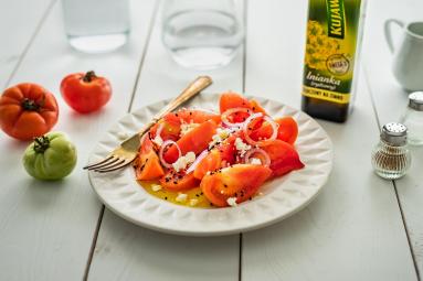 Zdjęcie - Sałatka z pomidorów z czarnuszką i serem korycińskim - Przepisy kulinarne ze zdjęciami