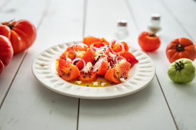Zdjęcie - Sałatka z pomidorów z czarnuszką i serem korycińskim - Przepisy kulinarne ze zdjęciami