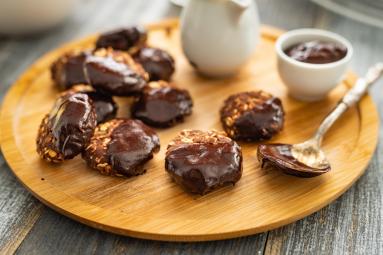 Zdjęcie - Owsiane ciasteczka czekoladowo-orzechowe bez pieczenia - Przepisy kulinarne ze zdjęciami