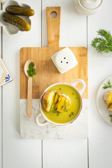 Zdjęcie - Zupa ogórkowa z koperkiem podana z pieczonym ziemniakiem - Przepisy kulinarne ze zdjęciami