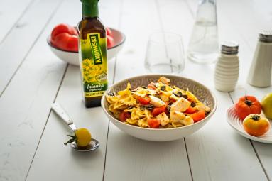 Zdjęcie - Sałatka makaronowa z kurczakiem, pomidorami i pestkami dyni - Przepisy kulinarne ze zdjęciami