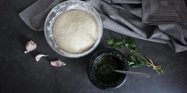 Zdjęcie - Odrywany chleb pietruszkowo-czosnkowy - Przepisy kulinarne ze zdjęciami