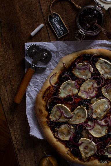 Zdjęcie - Pizza z powidłami śliwkowymi i kozim serem - Przepisy kulinarne ze zdjęciami