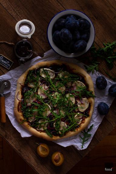 Zdjęcie - Pizza z powidłami śliwkowymi i kozim serem - Przepisy kulinarne ze zdjęciami