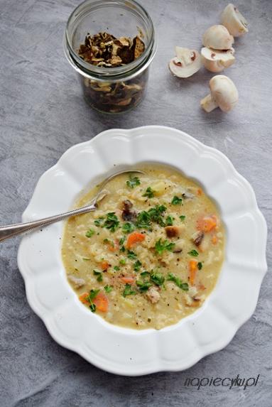 Zdjęcie - Gęsta zupa pieczarkowa z czerwonym ryżem - Przepisy kulinarne ze zdjęciami