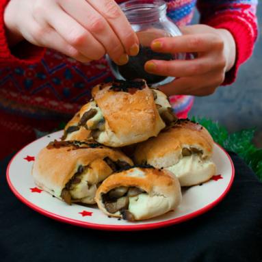 Zdjęcie - Paszteciki z pieczarkami i czarnuszką(wegańskie) - Przepisy kulinarne ze zdjęciami