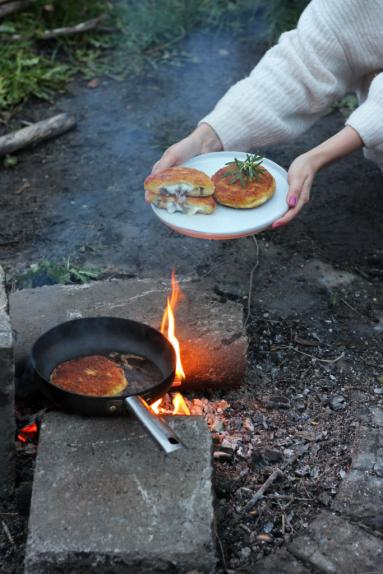 Zdjęcie - Ziemniaczane kotlety z kozim serem i karmelizowaną cebulą - Przepisy kulinarne ze zdjęciami