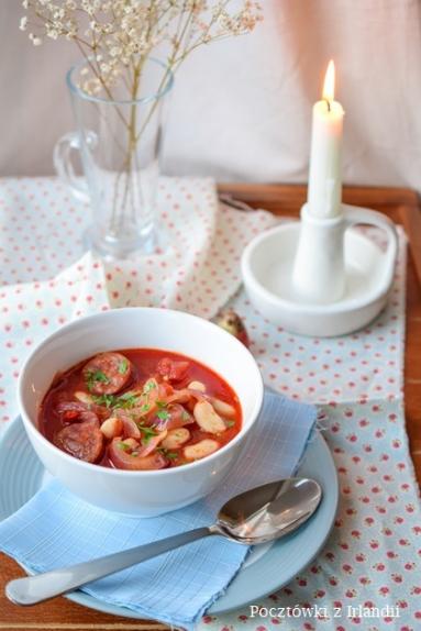 Zdjęcie - Szybka pomidorowa z fasolą i chorizo – U stóp Benbulbena - Przepisy kulinarne ze zdjęciami