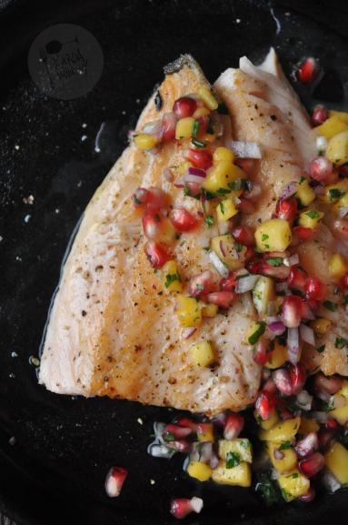 Zdjęcie: Pstrąg łososiowy z salsą z mango i granata Zdjęcie - Pstrąg łososiowy z salsą z mango i granata - Przepisy kulinarne ze zdjęciami