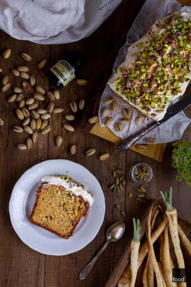 Zdjęcie - Ciasto pietruszkowe z kardamonem i pistacjami - Przepisy kulinarne ze zdjęciami