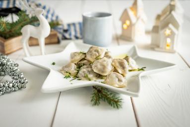 Zdjęcie - Uszka z grzybami z omastą czosnkowo-ziołową - Przepisy kulinarne ze zdjęciami